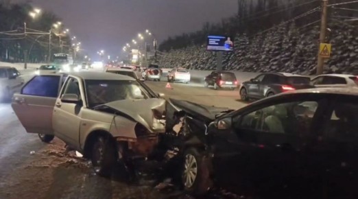 ДТП на проспекте Гагарина — вчера вечером у дома №42 столкнулись три легковушки