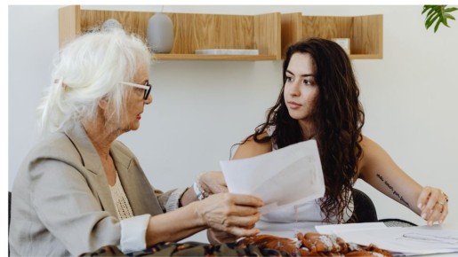 Семья обманщиков отняла квартиру у пожилой женщины: запутанная история мошенничества